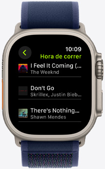 Tela do Apple Watch Ultra mostrando uma playlist do Apple Music em um treino Hora de Correr do Apple Fitness Plus.