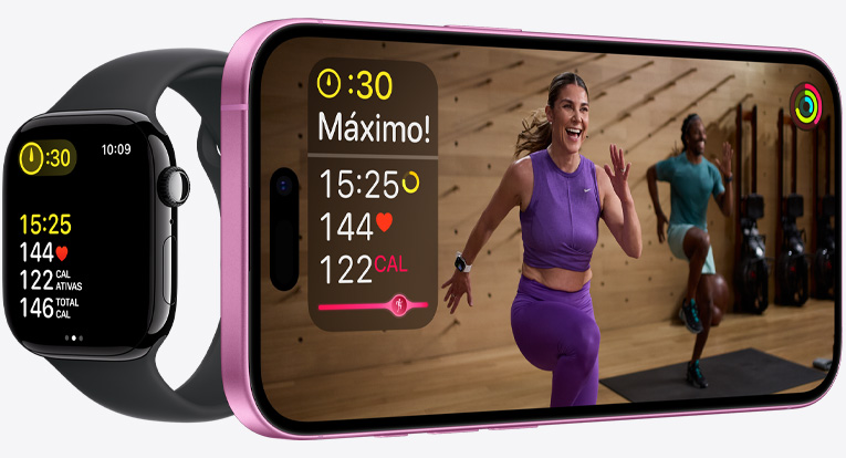 Treino do Apple Fitness Plus com os dados sincronizados em um iPhone e um Apple Watch.