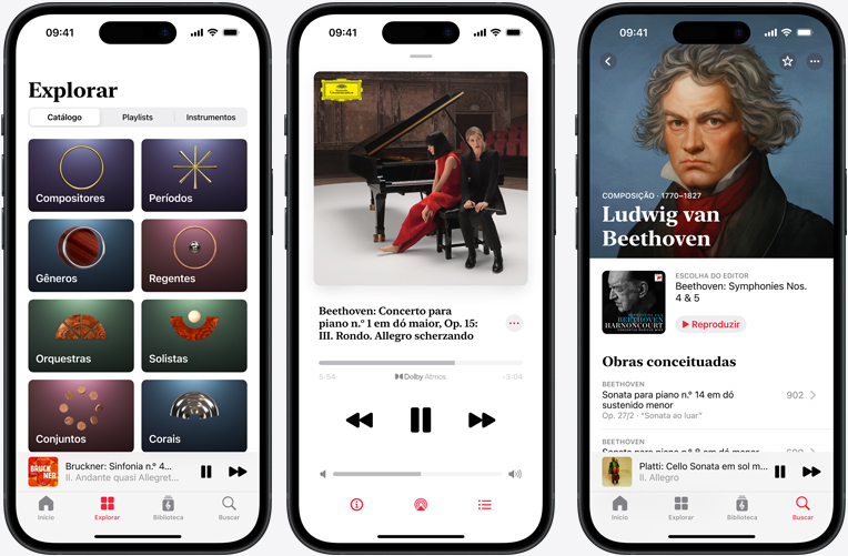 O iPhone à esquerda exibe a aba Explorar do Apple Music Classical com a aba Catálogo selecionada, mostrando as categorias Compositores, Períodos, Gêneros, Regentes, Orquestras, Solistas, Conjuntos e Corais. O iPhone no centro exibe a reprodução do Concerto para piano nº 1 em dó maior, op. 15: III. Rondo. Allegro scherzando, de Beethoven, em Dolby Atmos. O iPhone à direita mostra a página do compositor Ludwig van Beethoven.