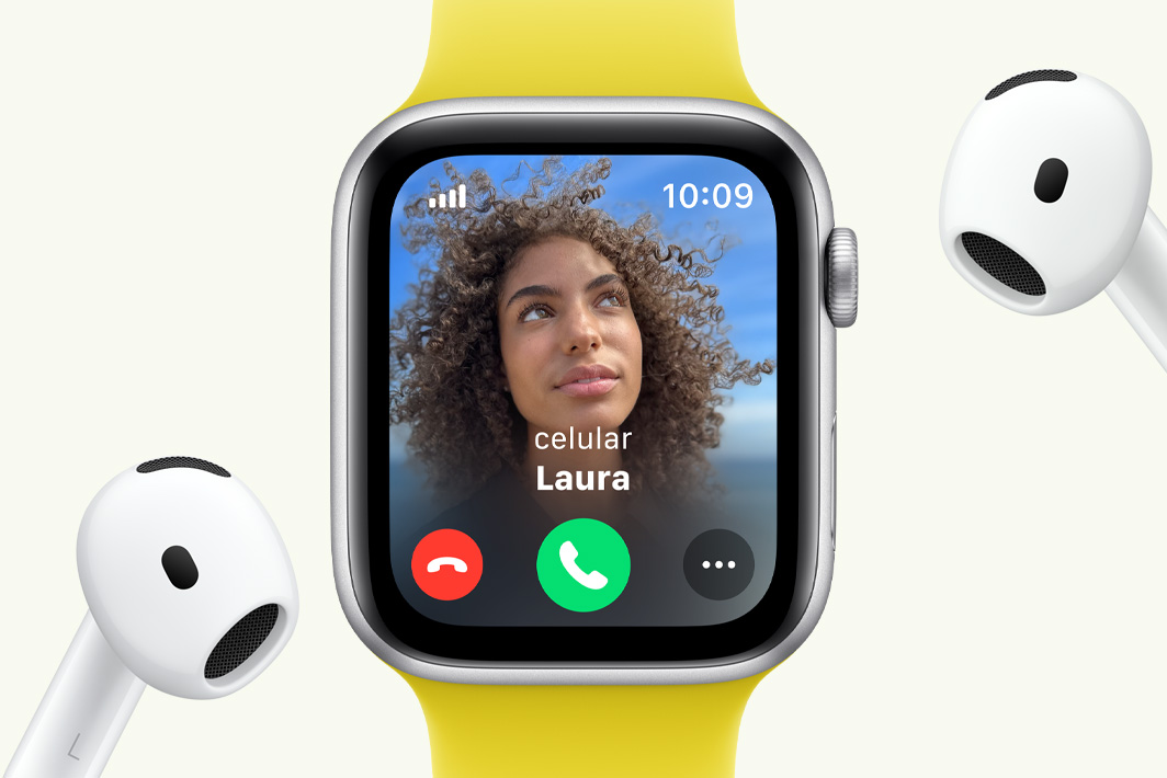 Apple Watch SE com uma chamada recebida, ao lado de AirPods.