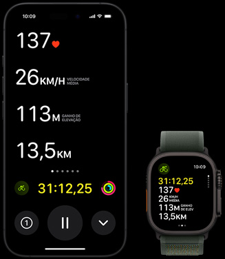 A Atividade ao Vivo mostra as métricas de uma pessoa na bicicleta no Apple Watch Ultra 2 e no iPhone.