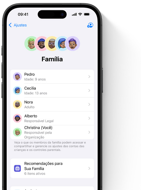 Tela do iPhone mostrando a página Família nos Ajustes. Na parte superior, Memojis de membros individuais da família, cada rosto dentro de um círculo colorido. Os mesmos Memojis aparecem em uma lista logo abaixo, mostrando todas as pessoas do grupo de Compartilhamento Familiar.