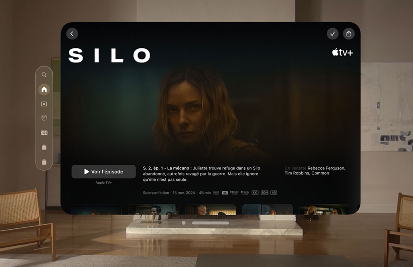 L’app Apple TV sur Apple Vision Pro s’affiche dans un salon. Elle présente une image fixe de la série Silo d’Apple TV+.