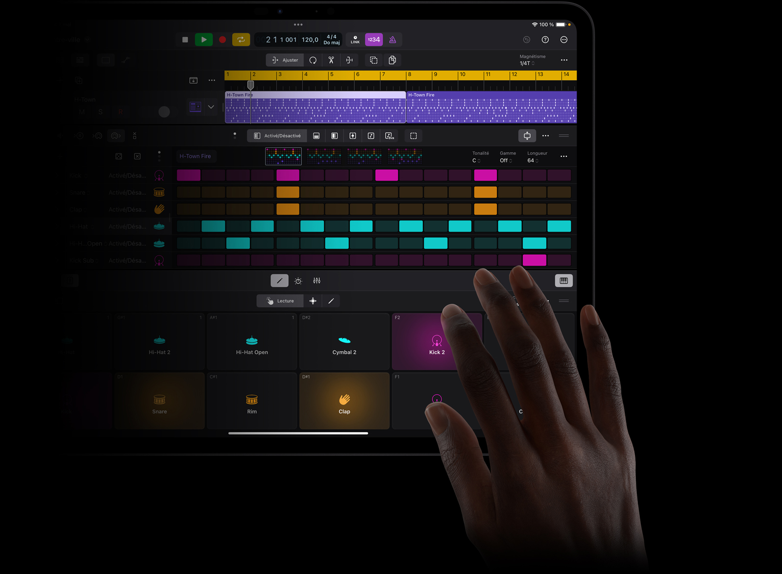 Une main touche l’écran d’un iPad Pro pour créer un rythme dans Logic Pro pour iPad