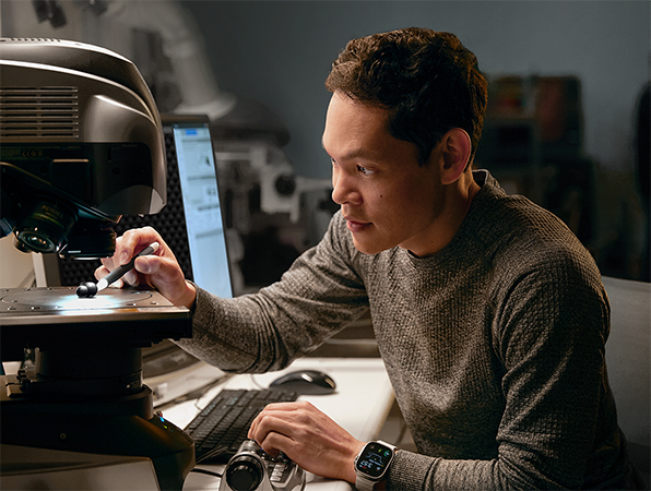 Un ingénieur d’Apple teste du matériel dans un laboratoire.