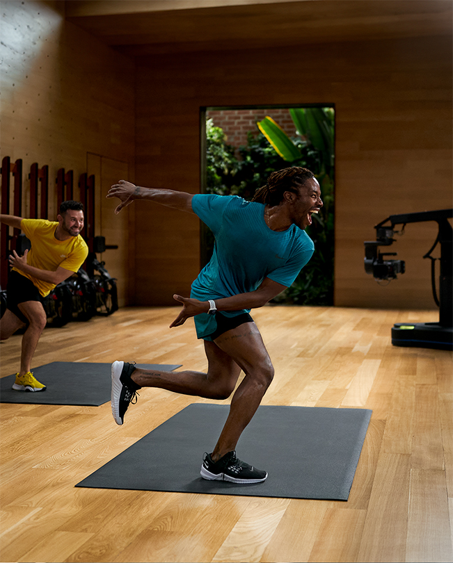 Un coach Apple Fitness+ anime une séance devant les caméras en studio.