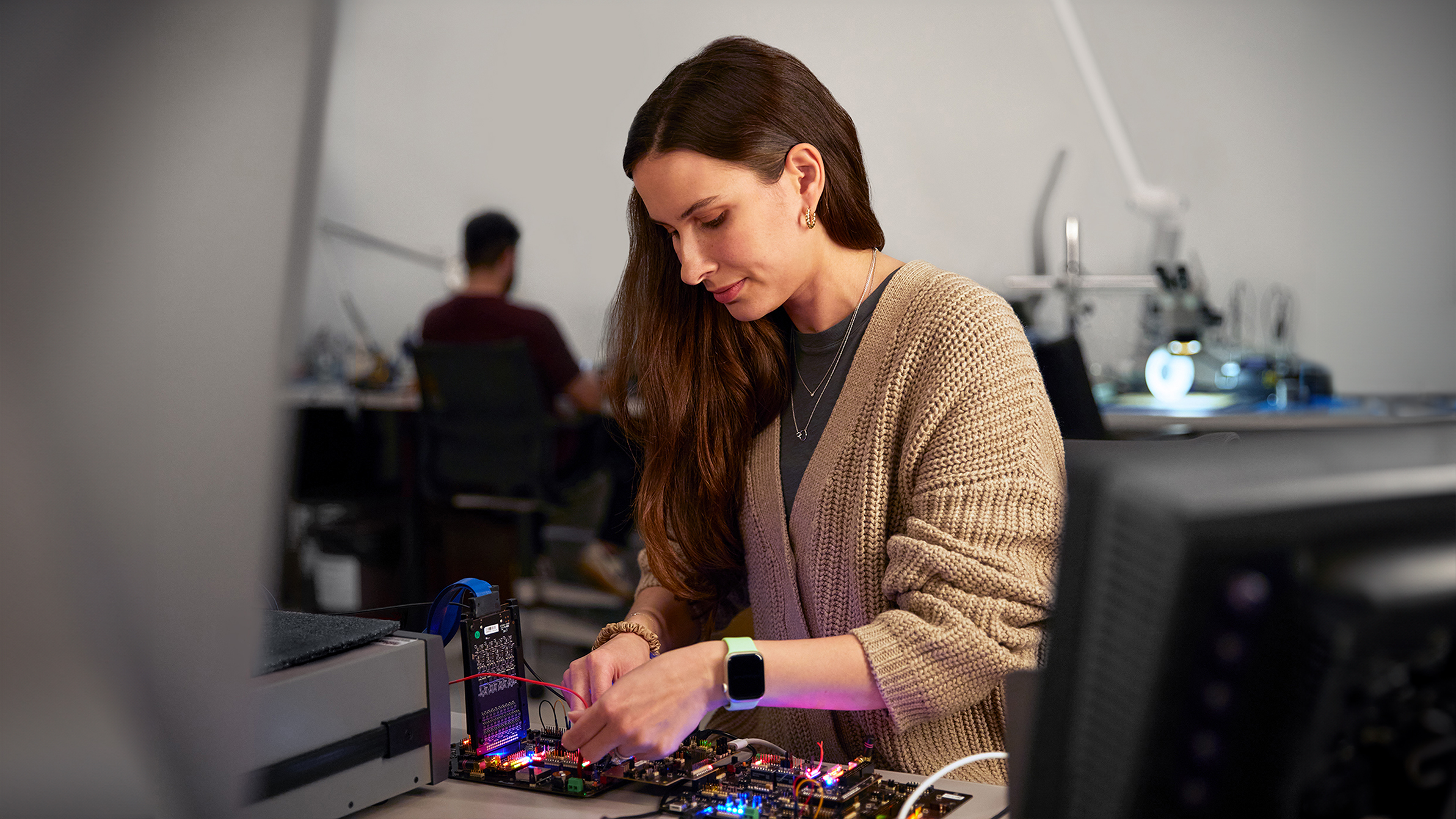 Une ingénieure d’Apple teste du matériel dans un laboratoire.