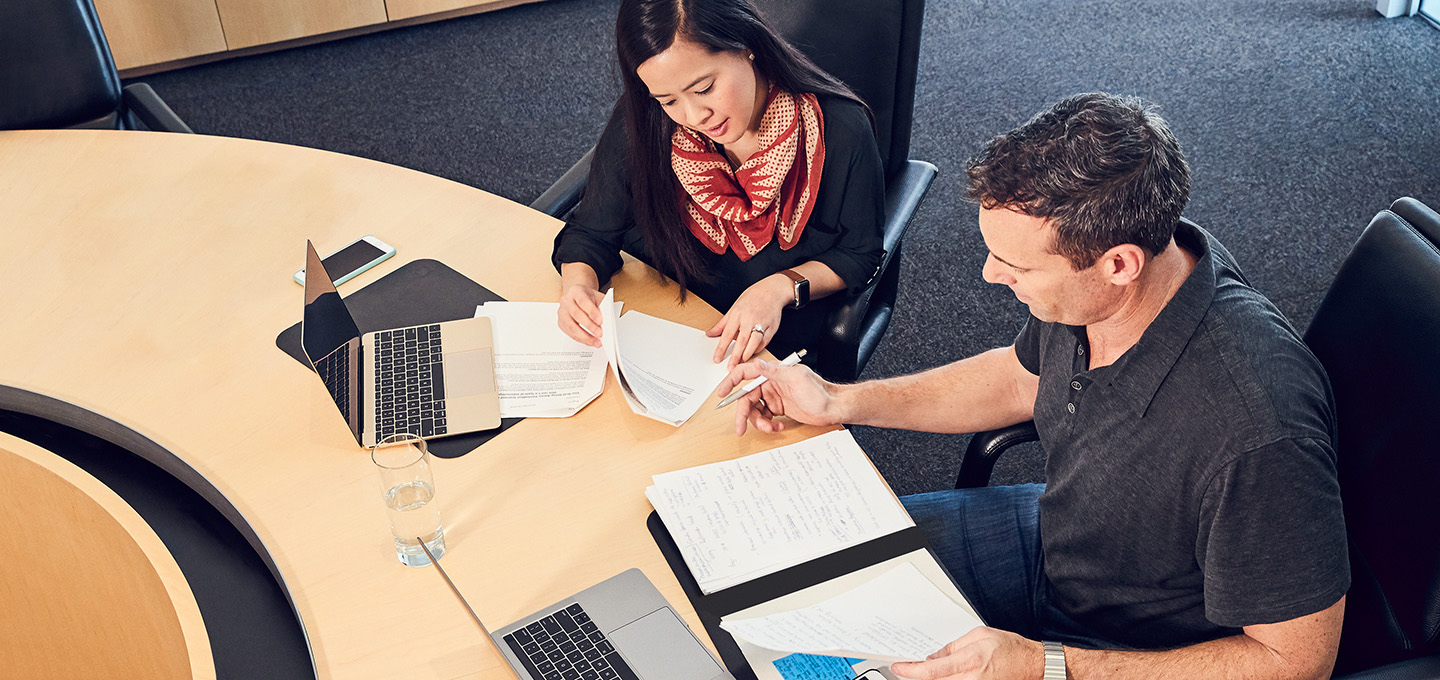 Des employés à la vente collaborent à un projet