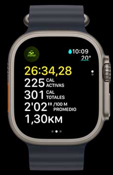 Un Apple Watch Ultra 2 muestra un entrenamiento de natación en aguas abiertas con datos sobre la duración, las calorías y el ritmo.