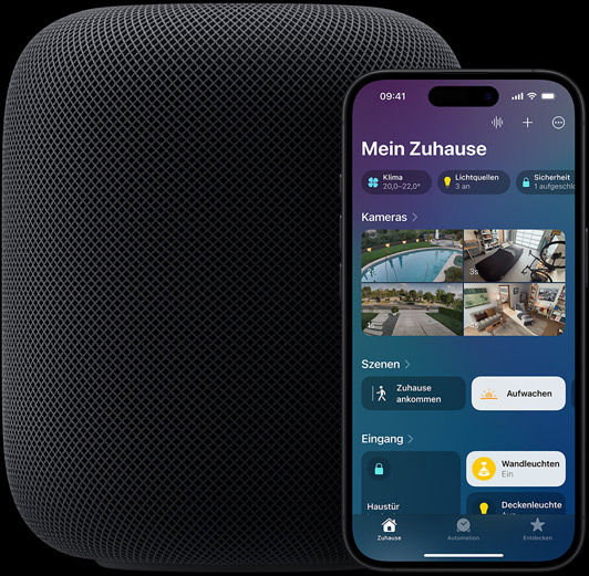 Ein iPhone – mit dem Homescreen der Home App im Vordergrund – ist vor einem HomePod Lautsprecher platziert