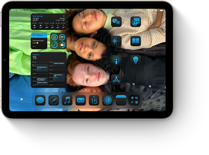 Ein iPad mini zeigt Apps und Widgets, abgestimmt auf ein eigenes Hintergrundbild auf dem Homescreen.