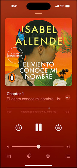 La pantalla de un iPhone muestra un audiolibro. Debajo de la portada hay varios controles: un botón de reproducción, un regulador de volumen y botones de salto adelante y retroceso.