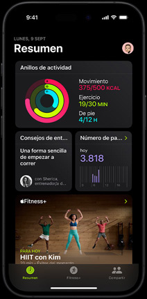 La pantalla de un iPhone muestra la pestaña Resumen de la app Fitness con los anillos de Actividad, Consejos de Entrenamiento, el número de pasos y entrenos recomendados de Fitness+