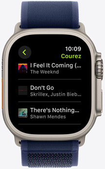 Écran d’Apple Watch affichant la playlist Apple Music d’un exercice Courir Fitness+