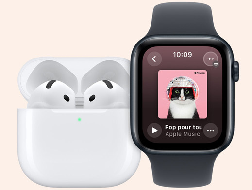 Des AirPods posés à côté d’une Apple Watch.