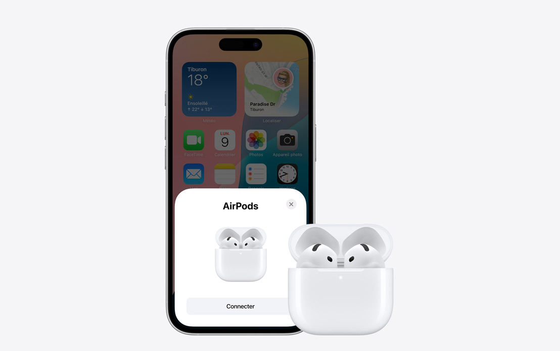 Des AirPods et un iPhone dont l’écran montre que les deux appareils sont connectés.