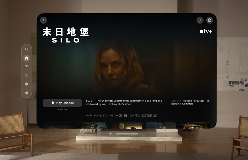 Apple Vision Pro 上的 Apple TV 體驗在客廳中展現，畫面顯示 Apple TV+ 劇集《末日地堡》(Silo) 的靜態影像