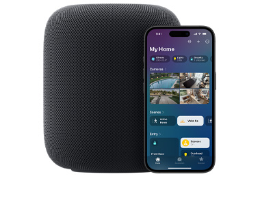 在午夜暗色 HomePod 旁邊有一部 iPhone，螢幕顯示家居 app 的「我的家」用户介面