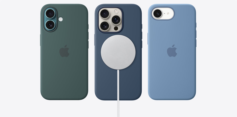 Fehér színű iPhone 16e télkék szilikontokkal, récezöld iPhone 16 tózöld szilikontokkal, natúr titán iPhone 16 Pro MagSafe-rögzítésű, denimszínű szilikontokkal és MagSafe töltő.