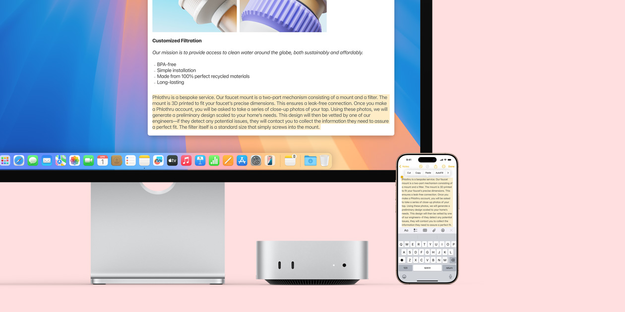 Monitor Mac, Mac mini perak, dan iPhone diletakkan berderet, dengan layar monitor dan layar iPhone yang memperlihatkan fitur Papan Klip Universal yang menyalin dan menempel dari satu perangkat Apple ke perangkat Apple lain