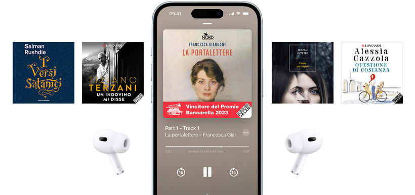 Il display di un iPhone è al centro e mostra un audiolibro nell’app Libri. Intorno al telefono ci sono copertine di audiolibri disposte in una sequenza orizzontale.