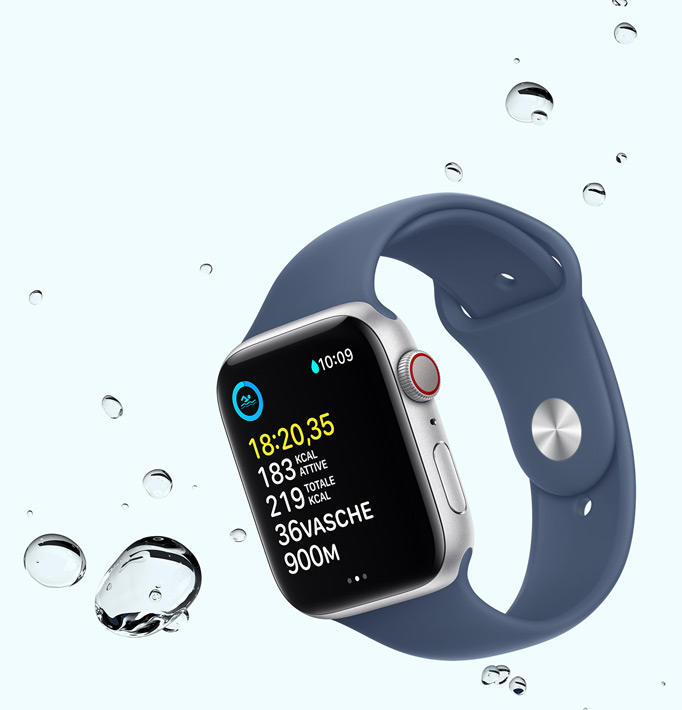 Un Apple Watch SE che mostra la schermata di un allenamento di nuoto, con intorno alcune gocce d’acqua