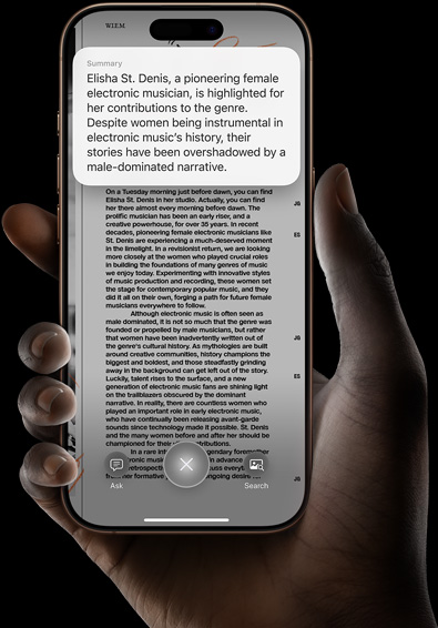 手に持っているiPhone 16 Pro。ビジュアルインテリジェンスを使って英文を要約した結果が表示されている