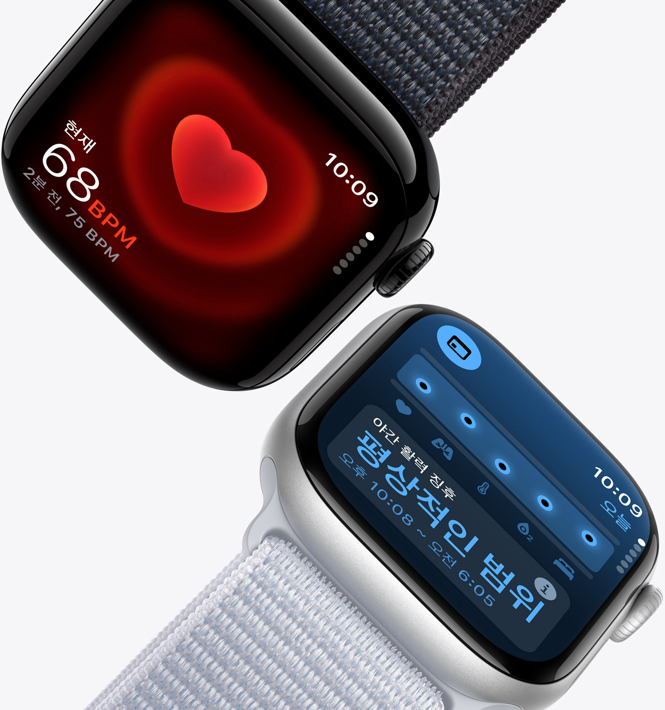 ‘심박수’ 앱 화면에 현재 수치가 68 BPM임이 표시되어 있는 Apple Watch Series 10의 모습. 그 옆에는 ‘활력 징후’ 앱 화면에 야간 활력 징후가 평상적인 수준임이 표시되어 있는 Apple Watch Series 10이 놓여 있습니다.