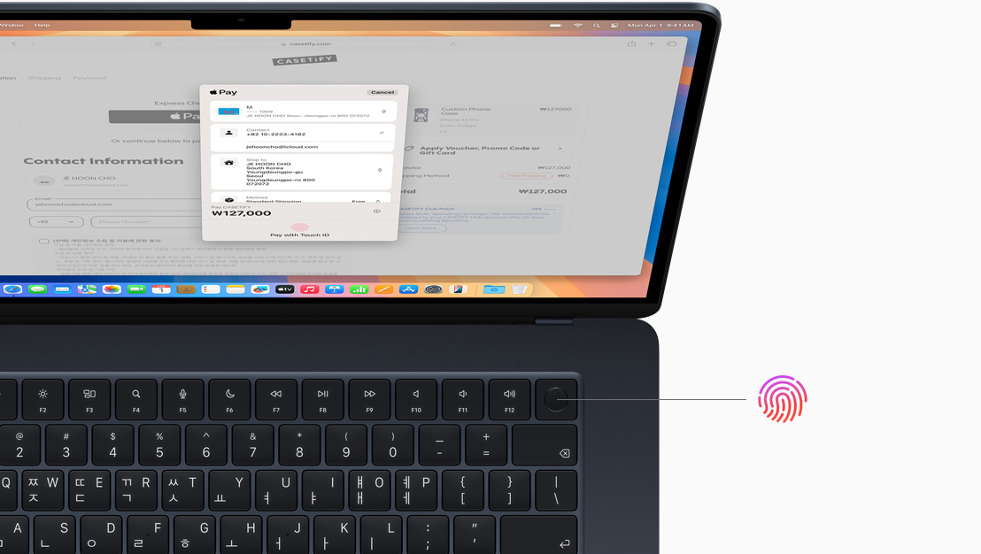 스페이스 블랙 색상 MacBook Pro를 열어 놓고 Touch ID 버튼의 위치를 알려주는 모습.