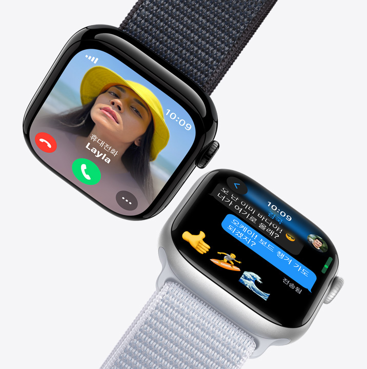 Apple Watch 두 대의 모습. 첫 번째 모델에는 전화가 걸려오고 있는 화면이, 두 번째 모델에는 문자 대화를 보여주는 화면이 표시되어 있습니다.