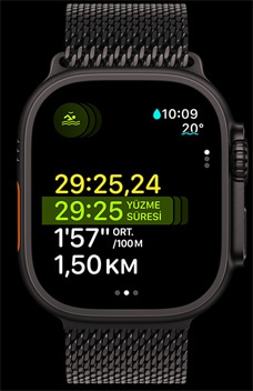 Apple Watch Ultra 2’nin ekranında Çoklu spor özelliğinin bir parçası olarak yüzme süresi, tempo ve mesafe gösteriliyor.