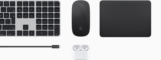 Magic Keyboard, Magic Mouse, Magic Track Pad, Thunderbolt 4 Pro kablosu ve AirPods Pro dahil aksesuar koleksiyonu.