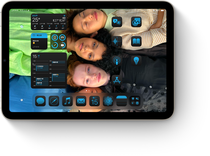 iPad mini 展示主畫面上，多款 app 和小工具與自訂桌布協調搭配。
