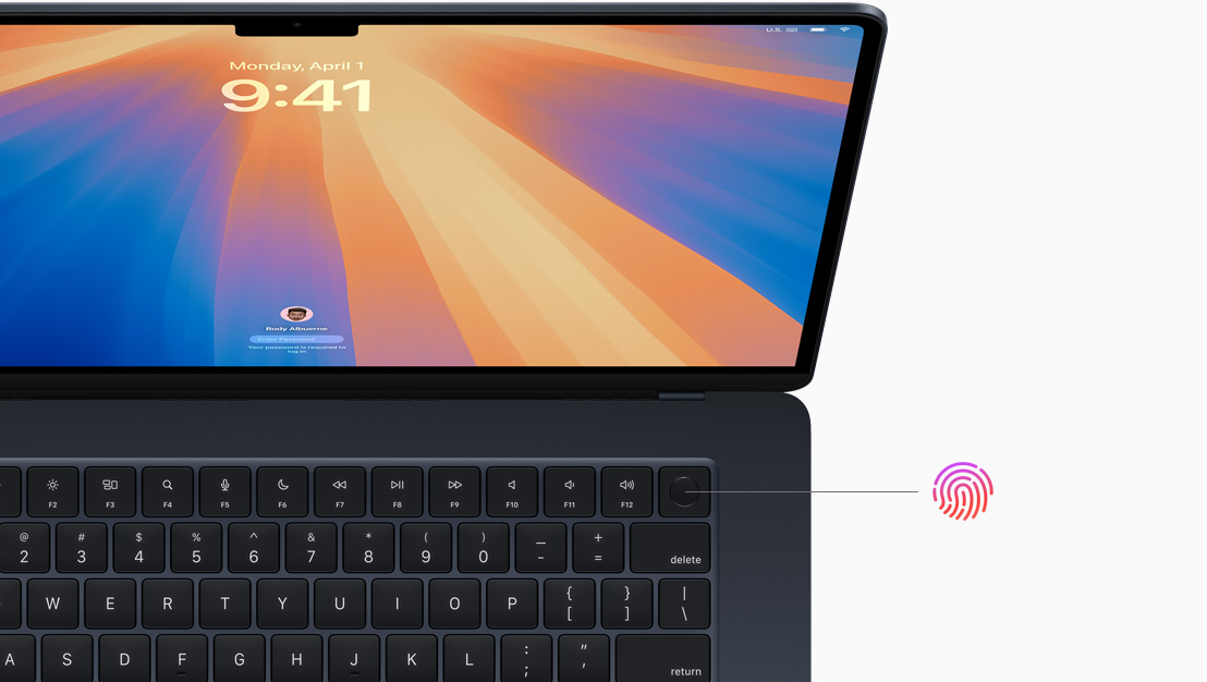 Відкритий MacBook Pro кольору «космічний чорний» демонструє розташування кнопки Touch ID.