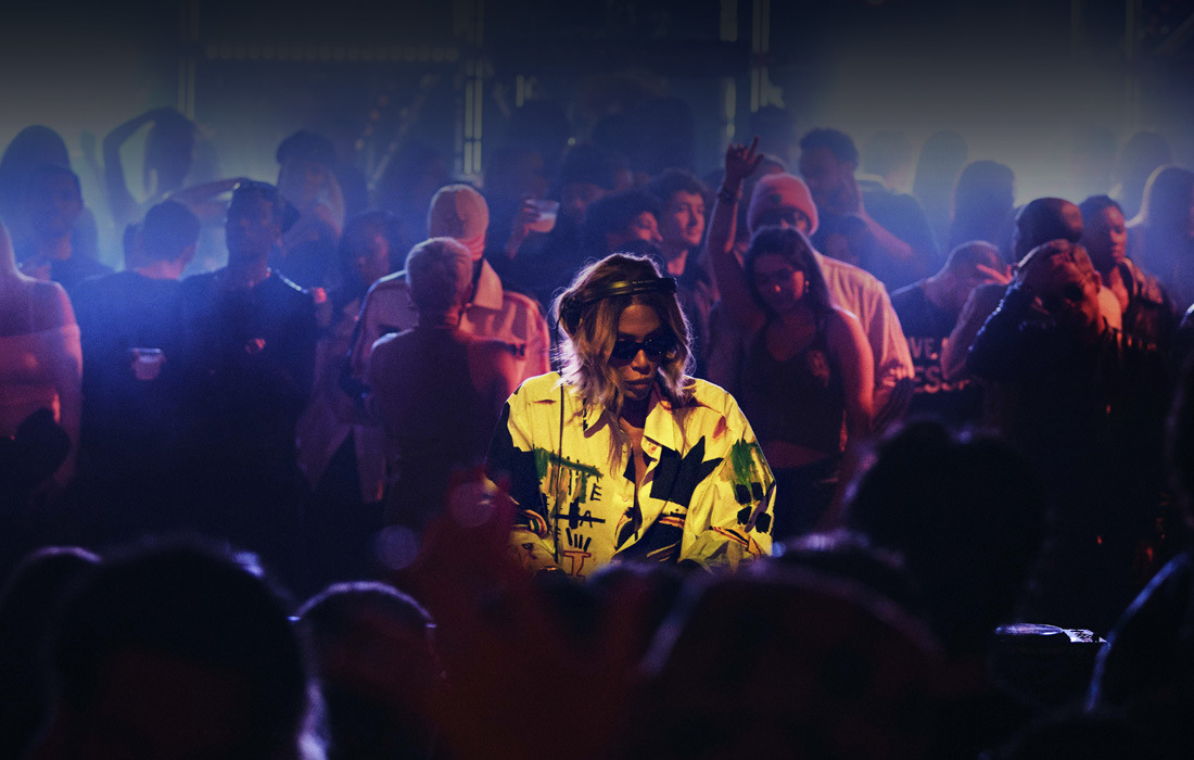 Artista no palco de um concerto de música ao vivo.