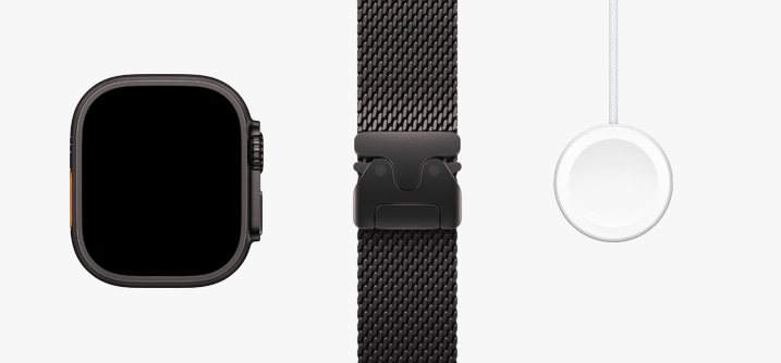 In einer Reihe: Vorderansicht der Apple Watch Ultra 2, ein Trail Loop Armband in Orange und Beige sowie ein magnetisches Schnellladegerät auf USB‑C Kabel.