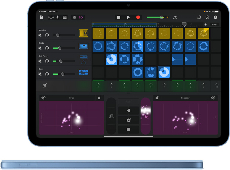 GarageBand na iPadu a pohled z boku na modrý iPad s barevně sladěným krytem Smart Folio