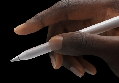 Một người dùng cầm Apple Pencil Pro ở giữa ngón cái và ngón trỏ.