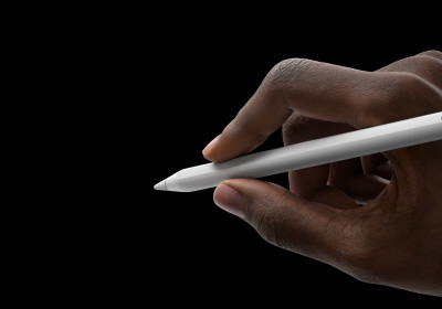 Tay của người dùng đang cầm Apple Pencil Pro ở tư thế viết. Đầu bút hướng về phía giao diện đang hiển thị bảng công cụ mới.