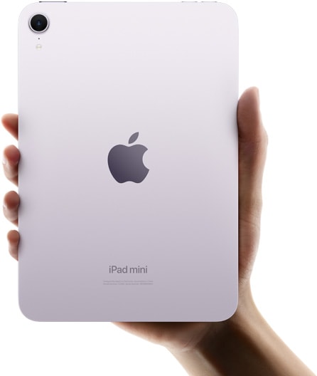 Người dùng đang cầm iPad mini hướng mặt sau ra bằng một tay để thể hiện kích thước nhỏ gọn và khả năng linh động.