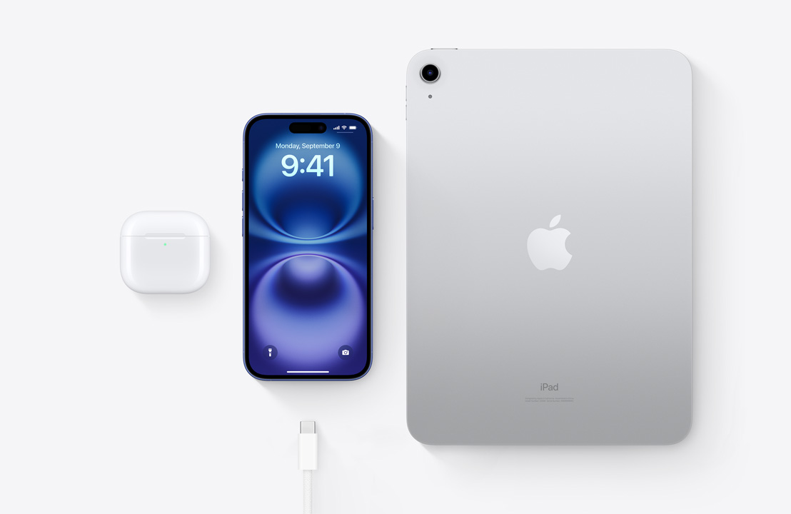 Вид згори на AirPods Pro, iPhone 16 та iPad із портом USB‑C, що демонструє, як усі три пристрої можна заряджати за допомогою одного й того самого кабелю USB‑C.