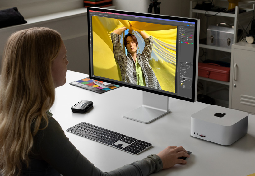 Photographe travaillant sur Mac Studio et le Studio Display