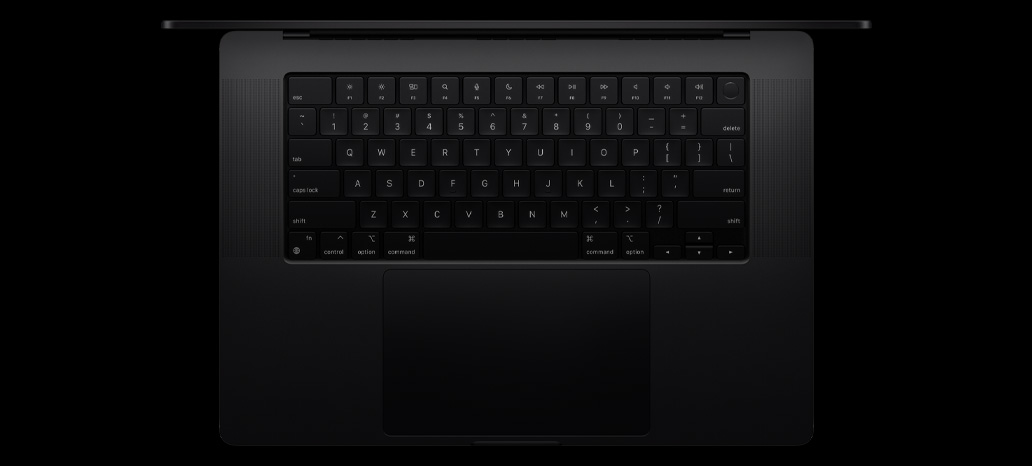 Pogled odozgo na MacBook Pro s naglaskom na ugrađenu tipkovnicu Magic Keyboard s Touch ID-jem i trackpadom