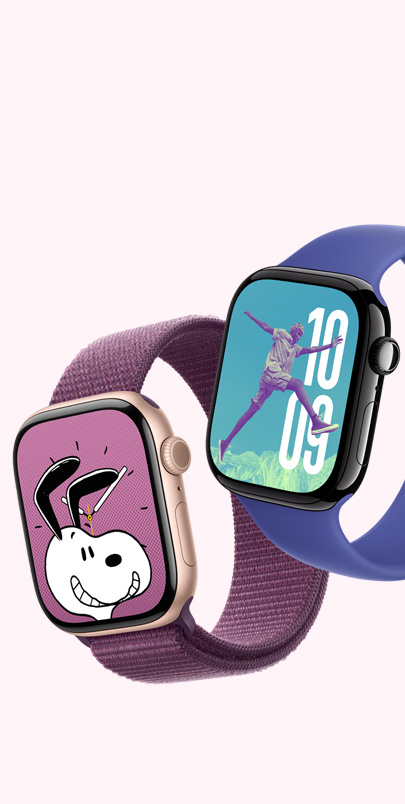 İki adet Apple Watch Series 10. İlki bir Snoopy kadranına ve Kırmızı Erik Spor Loop kordona sahip. İkincisi Fotoğraflar kadranına ve Laciverttaş Solo Loop kordona sahip.