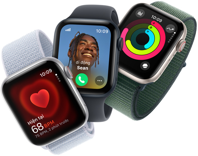 Ba thiết bị Apple Watch SE hiển thị theo dõi nhịp tim, cuộc gọi đến và các vòng hoạt động