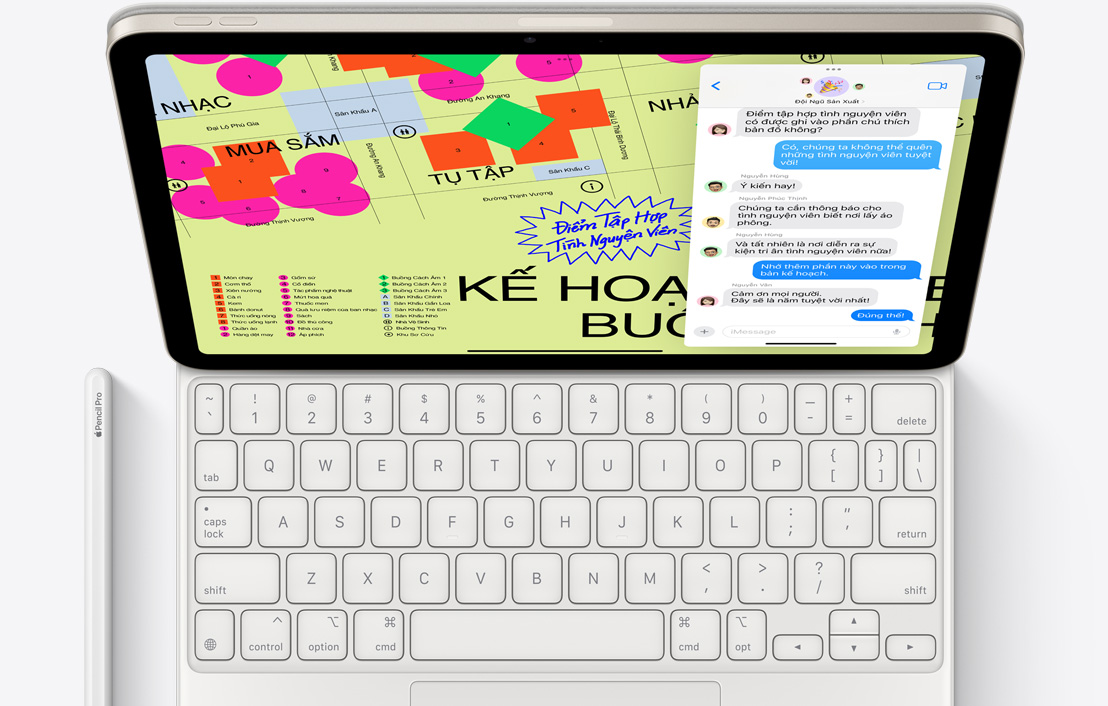 Mặt trên của iPad Pro gắn với Magic Keyboard và Apple Pencil Pro nằm bên cạnh.